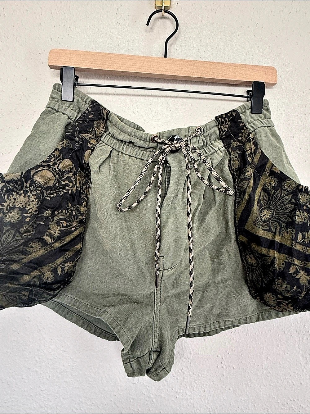 Free People C 63559 Combo Floral Cargo Shorts in Green & Black Size Medium - Picture 1 of 3